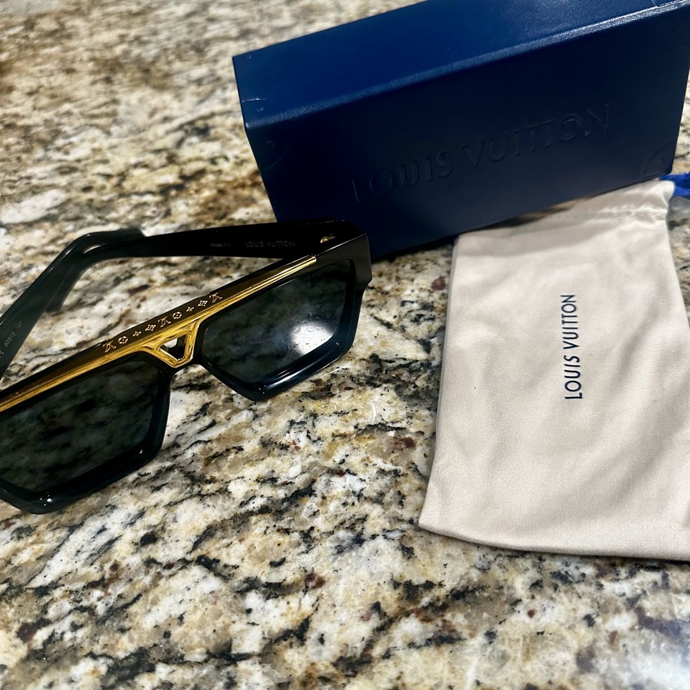 LV Mens “Evidence” Sunglasses for Sale!!